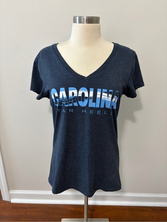 Colosseum Tops - Carolina Tar Heels V-Neck Graphic Tee - Navy Blue Sz L Collegiate